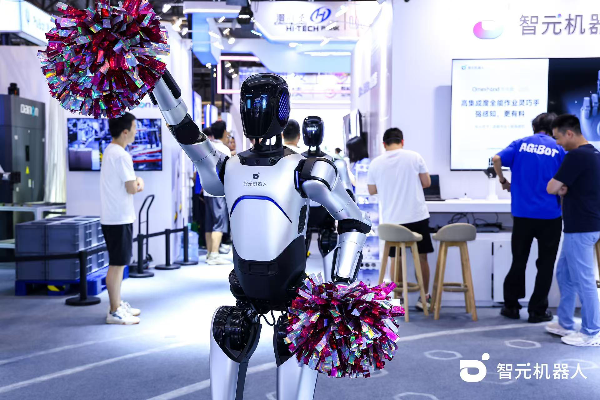 人生就是博机器人 WAIC 首日展台火爆，机器人家族集体打工忙不停